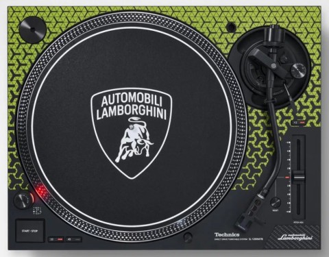 Lamborghini аносировала виниловую «вертушку» и пластинку со звуками V122