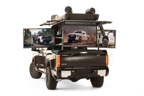 (вых+) Toyota представила кастомный пикап с ЖК-экранами Ultimate Tailgate Tundra [ФОТО]